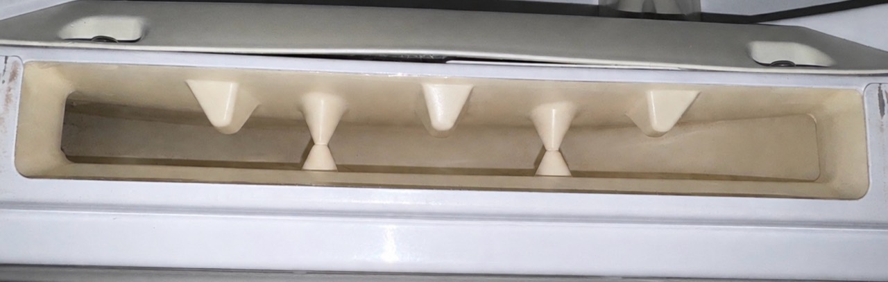Wide lint screen chute after cleaning