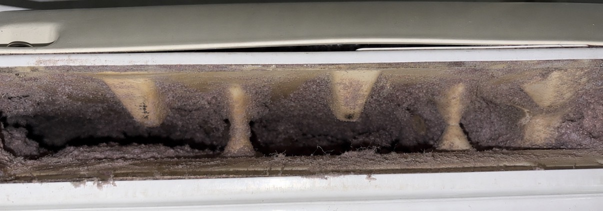 Wide lint screen chute with lint buildup before cleaning